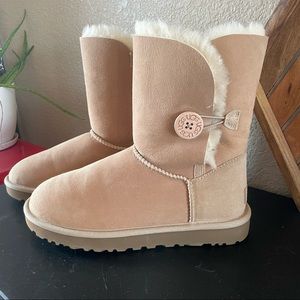 Ugg Bailey Button II - Sand color - mid-calf height women’s Size 8 BRAND NEW